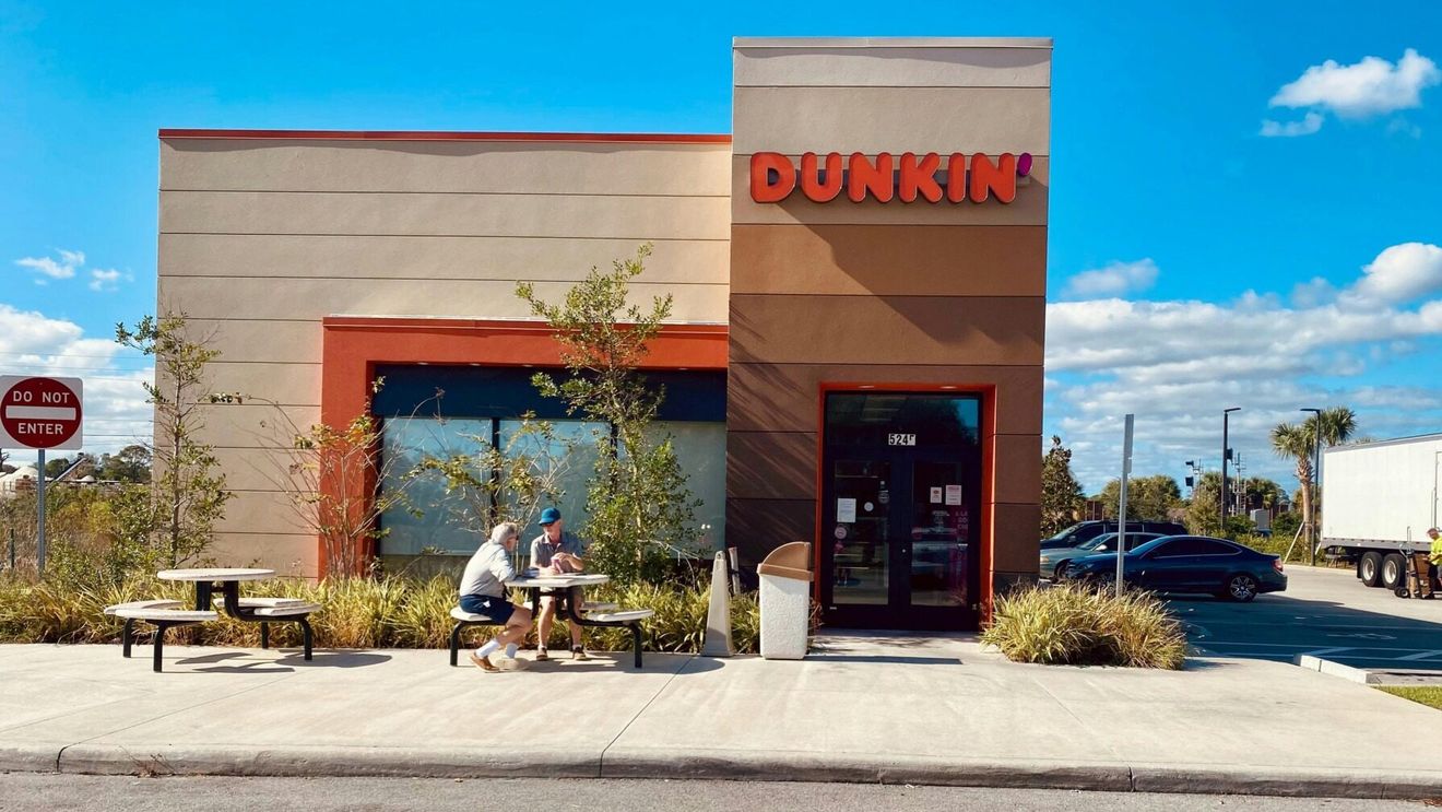 Un american cere despăgubiri de 50.000 de dolari de la Dunkin' Donuts, după ce a fost acoperit de excremente în urma „exploziei” unei toalete