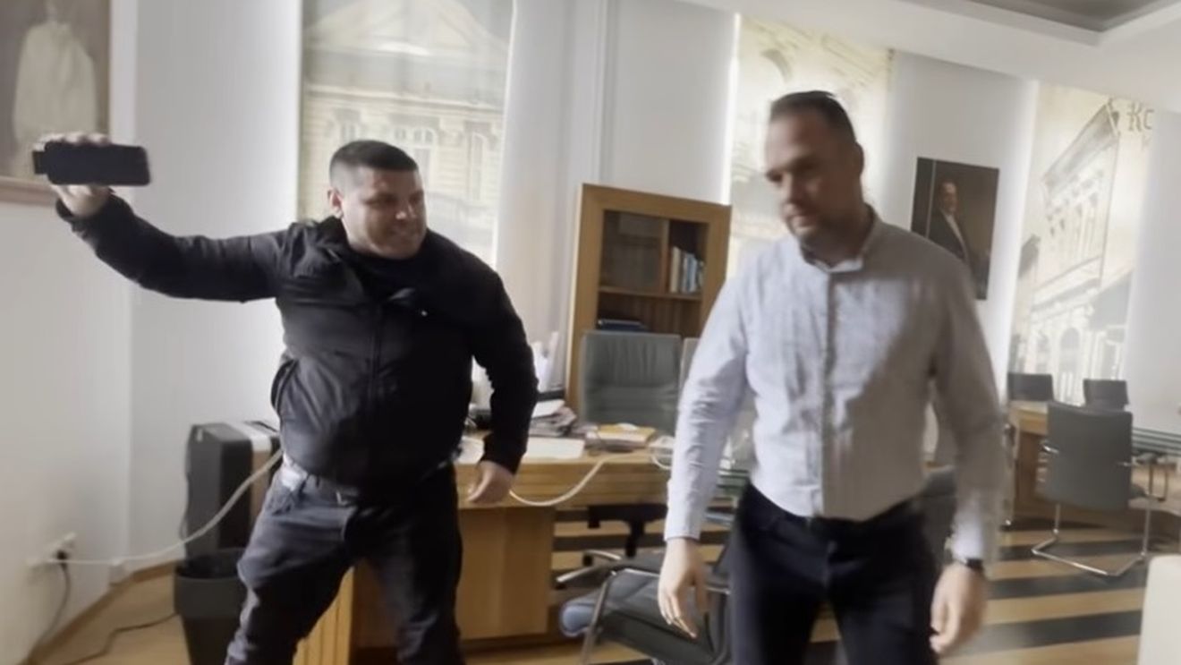 Angajații primăriei din Sfântu Gheorghe anunță că au fost amenințați cu moartea după ce ”provocatori din AUR” au intrat cu forța în instituție