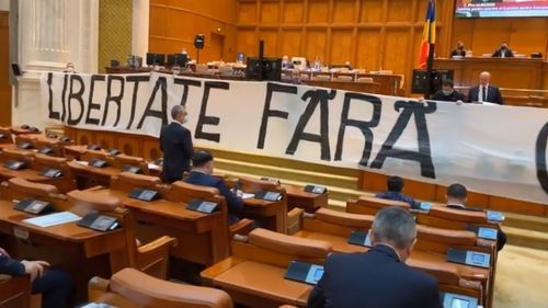 AUR, scandal pe tema Certificatului Covid: Banner imens în plenul Parlamentului cu textul ”Libertatea fără certificate”