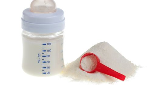 EXCLUSIV | Reacția Nestlé România după ce mai multe loturi de lapte praf pentru sugari au fost retrase de pe piață: „Problema a plecat de la un furnizor extern”