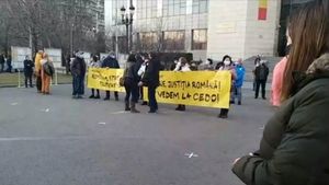 VIDEO Protest al societății civile la Tribunalul București față de decizia definitivă de clasare a dosarului 10 august: Este inacceptabil ca cei care au gazat oameni pașnici să scape nepedepsiți