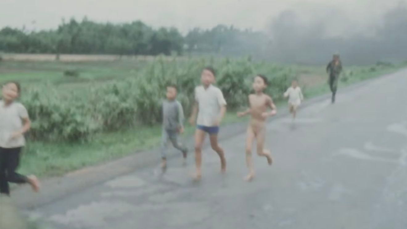 Celebra fotografie „Napalm Girl” din timpul războiului din Vietnam - controverse asupra adevăratului autor