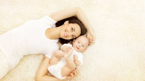 Curtea Constituţională italiană a decis că persoanele singure au dreptul de a adopta copii din străinătate