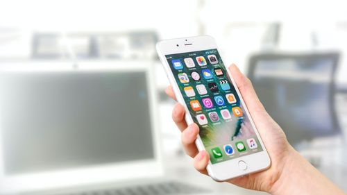Statistică de pandemie: stăm peste 4 ore zilnic pe aplicațiile de pe smartphone