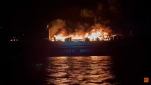 VIDEO Un feribot cu 288 de persoane la bord a luat foc, în dreptul insulei Corfu. Nava plecase din Grecia spre Italia