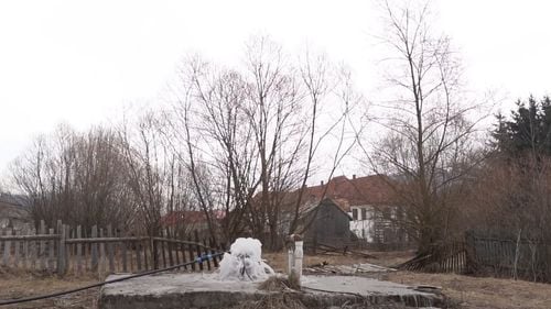 Un izvor de apă minerală, aflat în conservare timp de 32 de ani, readus la viață în Suceava / Administrația din Dorna Candrenilor vor să refacă o stațiune balneo-climaterică ce a funcționat până în 1914