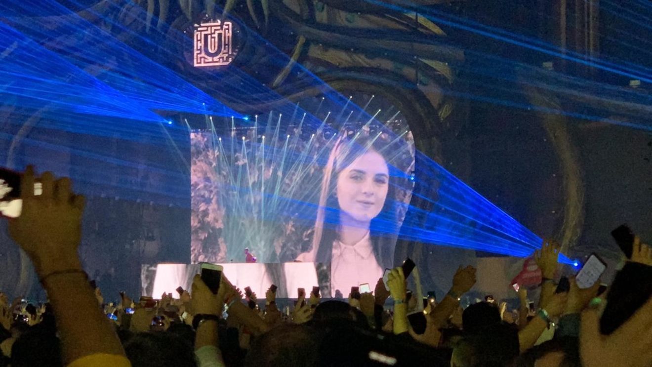 VIDEO Alexandra Măceșanu, comemorată la Untold. Un DJ a proiectat fotografia adolecentei și i-a dedicat o melodie, oamenii au aprins luminițele telefoanelor și au dansat în liniște