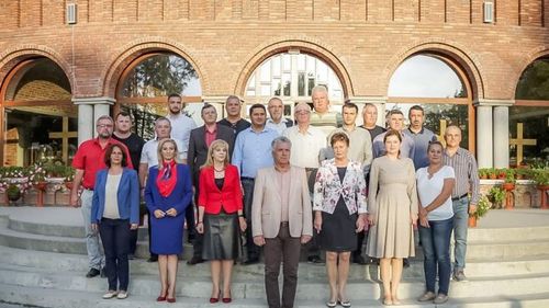 Adevărul: Au stârnit revoltă pe internet. PSD Curtea de Argeş, clip electoral pe treptele necropolei regale