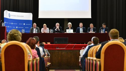 Dezbaterile de formă pe legile educației, expuse chiar de ministrul Cîmpeanu. Doar puțin peste 50 de propuneri din cele aproape 1.500 înregistrate în perioada de consultare ar fi fost posibil desprinse în timpul celor 75 de întâlniri din calendarul prezentat de oficial