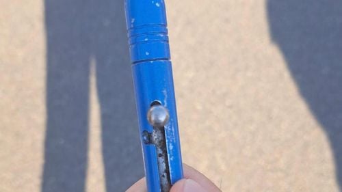 Cetăţean bulgar, prins cu o armă artizanală la concertul Guns N’ Roses / Dispozitivul în formă de pix avea în interior un glonţ de 8 mm