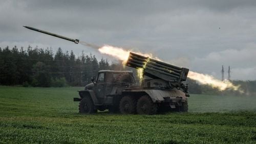 Ziua 80 de război. Forțele ucrainene au lansat o contraofensivă în orașul Izyum / Rușii au pierdut circa 70 de vehicule blindate încercând să treacă un râu / Trupele ruse „s-au retras departe” de Harkov, locuitorii se întorc treptat, susține primarul orașului