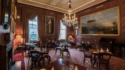 Clubul Garrick din Londra, vechi de 200 de ani, le permite în sfârşit femeilor să devină membre. Printre membrii săi se numără Regele Charles, șeful serviciului secret MI6, judecători și parlamentari