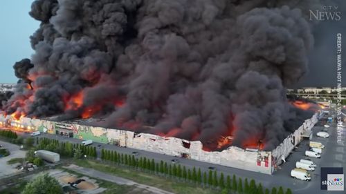 Rusia se află ”probabil” în spatele incendiului care a distrus cel mai mare centru comercial din Varșovia, susține premierul Donald Tusk