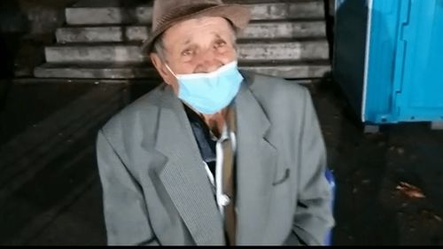 Pacienți în vârstă, suspecți de COVID, lăsați să aștepte până la 14 ore în curtea Spitalului Județean Neamț