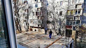 Bucureștiul, sufocat de betoane. Un bloc înghesuit între alte două imobile este construit peste mai multe reţele de utilităţi