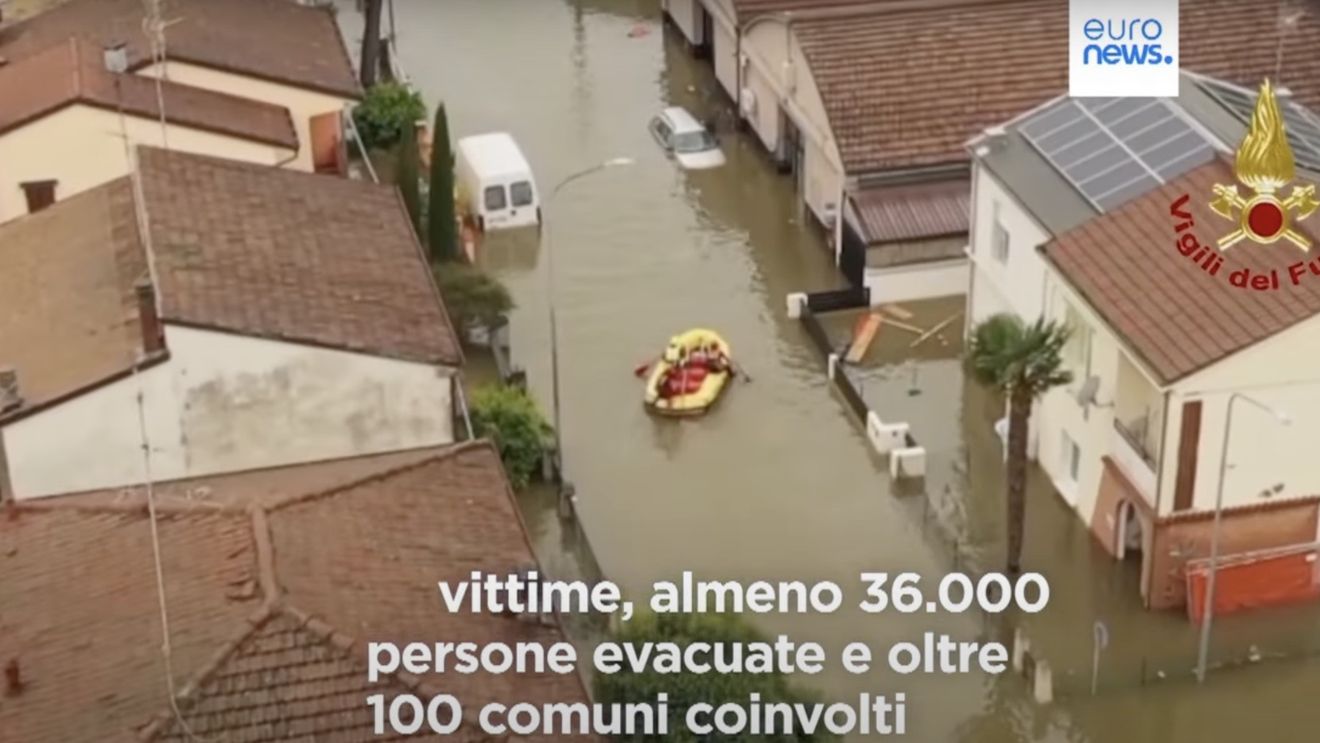 VIDEO Peste 36.000 de persoane sunt sinistrate în urma inundaţiilor care au devastat nord-estul Italiei / 14 persoane au murit și numeroase case au fost înghițite de ape