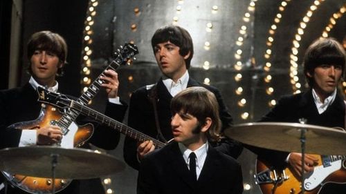 Aimee Lou Wood şi Saoirse Ronan vor juca în filmele biografice despre trupa The Beatles / Harris Dickinson, cunoscut pentru rolul său din „Babygirl”, va juca şi el în aceste filme, în rolul lui John Lennon