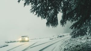 Traficul rutier pe DN 18 prin Pasul Prislop, care face legătura cu judeţul Suceava, afectat de ninsoare
