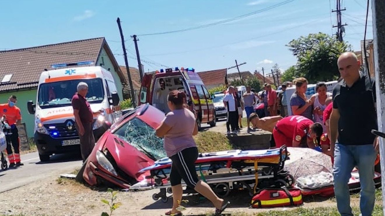 Un autoturism a intrat într-un grup de persoane aflate pe marginea drumului / Un pieton se află în comă / A fost solicitat un elicopter SMURD / Accidentul s-a petrecut în Nocrich, județul Sibiu