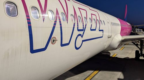 Zbor cu ghinion în prima cursă Brașov – Memmingen / Avionul a ajuns în România cu o pasăre înfiptă într-o aripă / Echipa tehnică a ajuns la Brașov din București, cu mașina / De la Brașov a fost nevoie de o escală la Budapesta, pentru a schimba echipajul