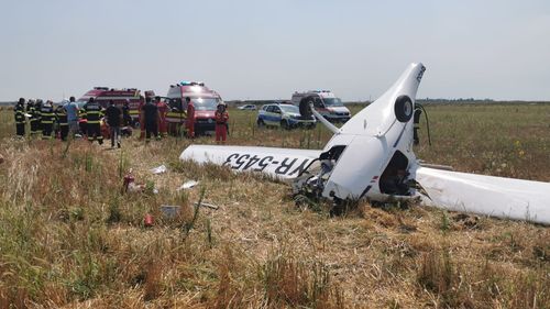 BREAKING Avion privat de mici dimensiuni, prăbușit lângă București, în Chitila: două persoane salvate dintre resturile aeronavei/ Primele imagini