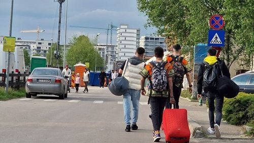 FOTOREPORTAJ Mamaia extremelor: Iubitorii de cluburi s-au cazat în nord cu mult înainte de weekend, sudul stațiunii pustiu, abia se dezmorțește în așteptarea verii/ Traficul din stațiune și oraș, o provocare pentru turiști din cauza lucrărilor de infrastructură