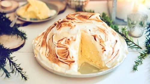 Bezea flambată deasupra, înghețată care nu se topește, înăuntru. Omelette norvégienne, desertul spectaculos care sfidează legile fizicii. În America i se spune „baked Alaska”