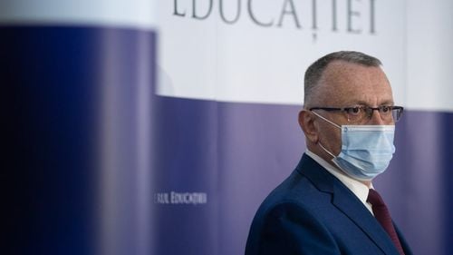 Protest inedit al studenților față de bugetul primit de Educație în 2022: le duc cozonac cu rahat ministrului Cîmpeanu și premierului Ciucă