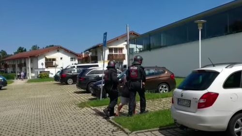 Românii au atacat o secție de poliție din Bavaria, după ce un bărbat a fost arestat pentru violarea unui copil de 4 ani / 135 de polițiști au fost mobilizați pentru respingerea agresorilor