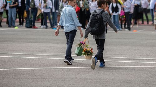 Ministrul Educației: Nu reducem bursele sociale, au un rol foarte important în a aduce copiii la școală