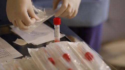 The Financial Times: Virusul profită de rezervoarele de oameni nevaccinați. Acestea sunt ample în Europa Centrală și de Est / Neîncrederea românilor și bulgarilor în autorități e larg răspândită