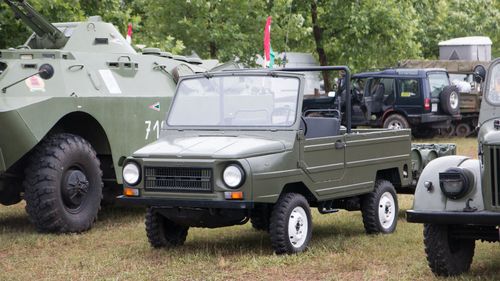 Trupe rusești au atacat liniile ucrainene într-un camion turcoaz strălucitor, cu acoperișul deschis / Finalul nu a fost unul bun pentru ruși