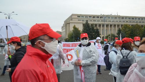 Federaţia Sanitas ameninţă cu proteste şi cere creşterea cu 15% a veniturilor tuturor angajaţilor din sănătate şi asistenţă socială