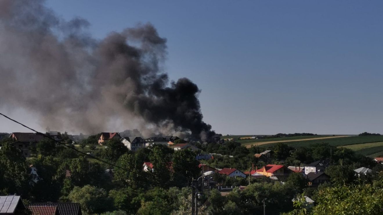 Patru maşini care erau parcate într-un garaj din municipiul Botoşani au ars în totalitate