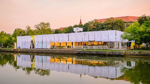 De ce merită să vizitezi The Lighthouse, casa luminii și inima The Night-Art Festival?