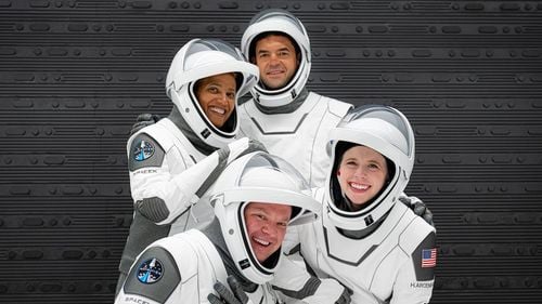 VIDEO Capsula SpaceX cu primii turiști spațiali a revenit pe Terra / Cei patru au înconjurat zilnic globul de peste 15 ori, în cele trei zile petrecute în spațiu