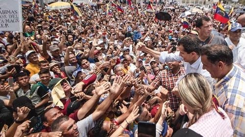 VIDEO Venezuela. Trupele lui Maduro și Guaido, aproape de o confruntare la Caracas/ Sute de venezueleni au ieșit pe străzile capitalei
