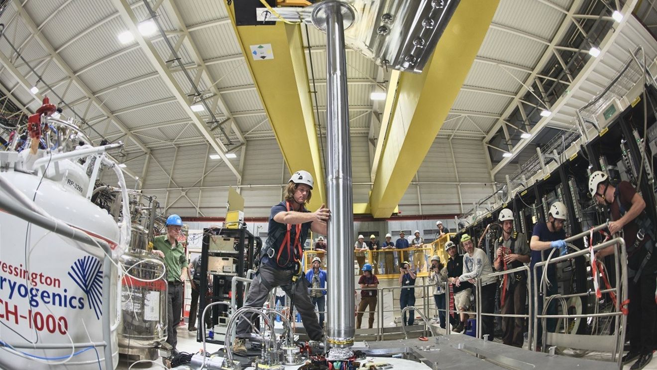 Misterioasa antimaterie a fost observată pentru prima dată căzând, sub efectul gravitației