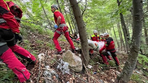 Salvamontiştii intervin pentru a salva un bărbat de 70 de ani blocat pe munte în Valea Cernei / Este îmbrăcat sumar şi deshidratat / Intervenţia este una dificilă