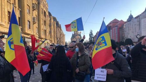 VIDEO Protest la Timişoara, înainte de intrarea în vigoare a carantinei. Sute de oameni s-au adunat în Piaţa Operei