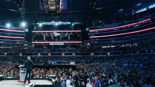 Un fost pastor american, acuzat în SUA de abuz sexual asupra unor copii din București / E acuzat că i-a ademenit pe copiii străzii cu mâncare și promisiunea de adăpost și educație / Aceștia sunt "răniți, furioși și încă suferă de dificultăți de integrare socială"