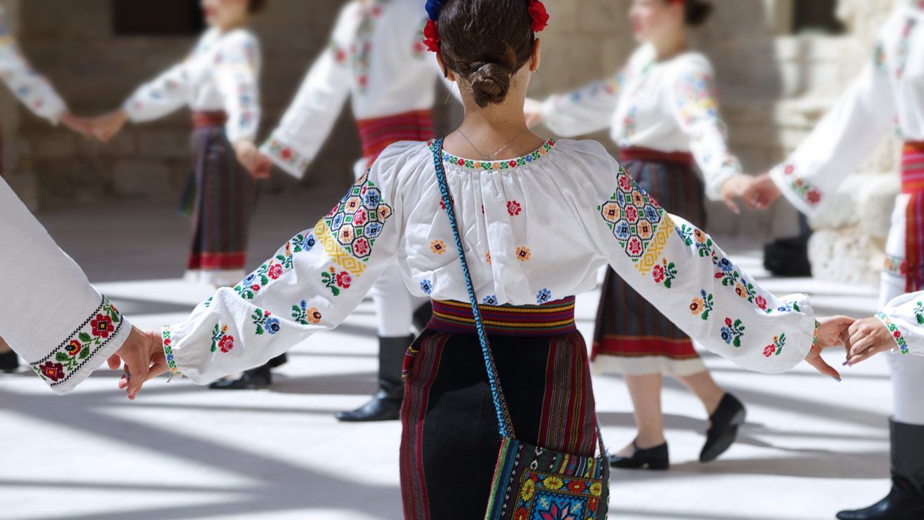 Moda, o formă de libertate pe care extremismul o detestă