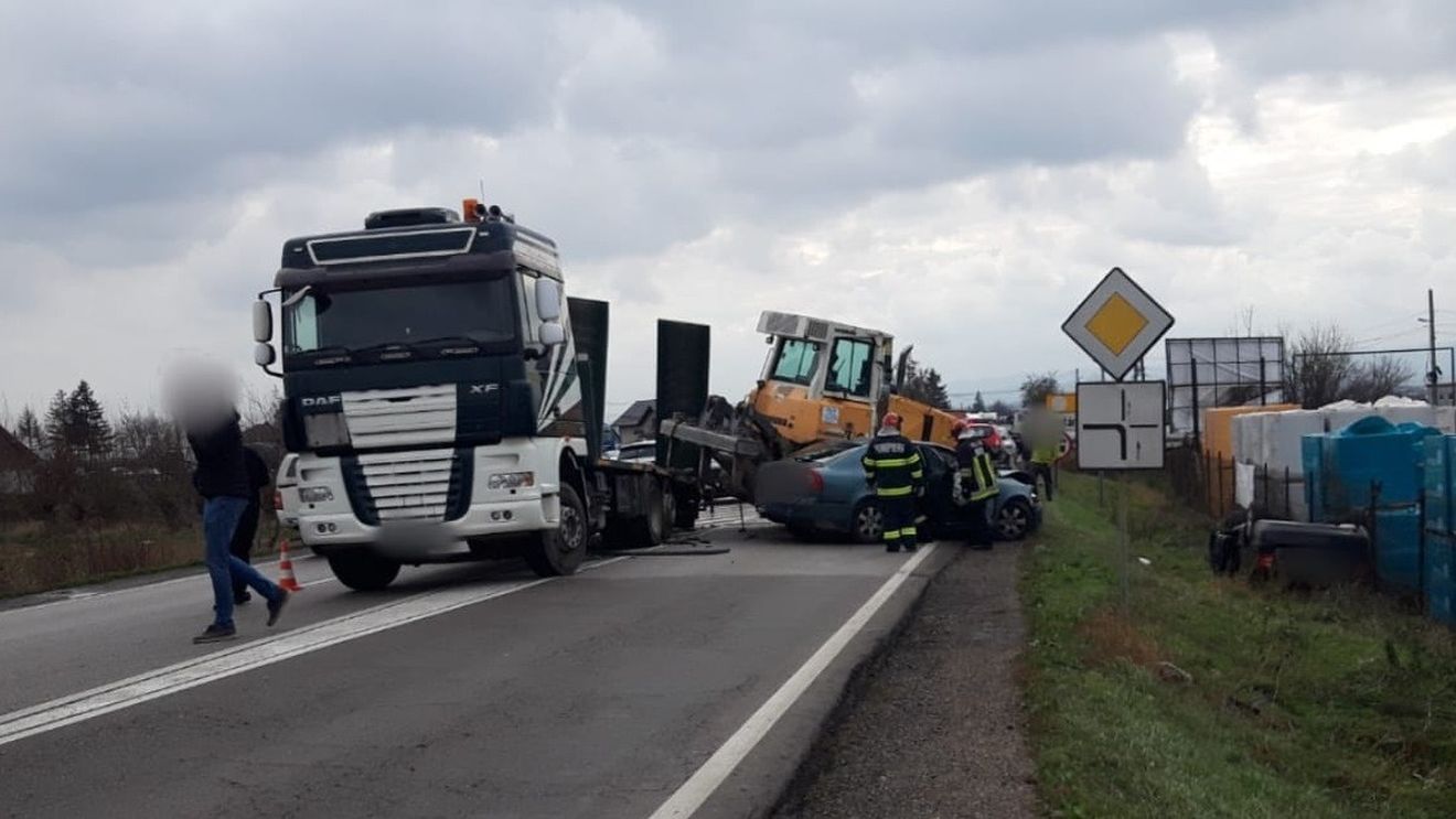 Suceava: Trei persoane rănite după ce un utilaj a căzut de pe o platformă peste două autoturisme