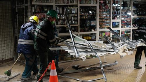 FOTO A început evacuarea spațiilor comerciale de la metrou. Proteste ale unor proprietari de chioșcuri