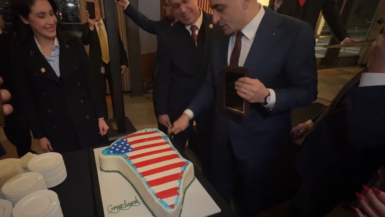 Deputatul PNL Alexandru Muraru: George Simion, autoproclamatul campion al suveranismului, s-a transformat într-un chelner geopolitic la o petrecere privată, tăind cu satisfacție un tort în forma Groenlandei decorat cu drapelul SUA