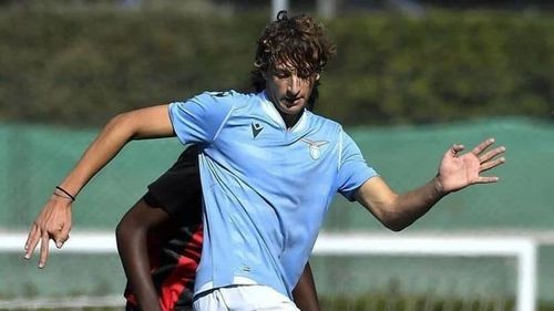 Romano Mussolini, strănepotul dictatorului italian Benito Mussolini, a semnat primul său contract profesionist cu Lazio Roma, un club asociat în mod tradiţional cu extrema dreaptă italiană
