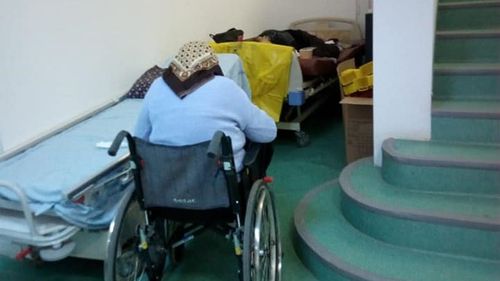 FOTO Bolnavii de Covid de la Institutul "Marius Nasta", tratați pe holuri pentru că spitalul nu mai are locuri