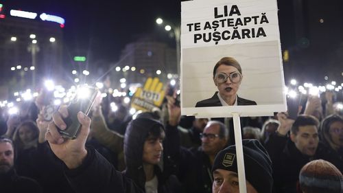 Ziua 4 de proteste: Mii de persoane în Piața Victoriei / „Nicușoare, nu mai sta, apără justiția”, „Lia, Lia, te sună pușcăria”, „Jos Predoiu!”, „Jos Voineag!” / Stere Gulea, Mircea Cărtărescu și Tudor Chirilă, între participanți / Proteste în mai multe orașe din țară și la Londra
