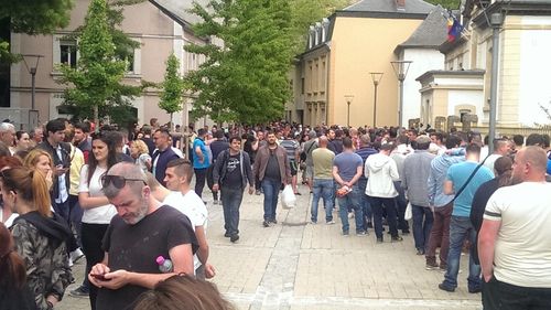 Cum justifică ambasadorul României din Luxemburg cozile formate la vot: A apreciat greșit numărul de alegători din cauză că estimările au fost transmite înainte de anunțarea referendumului și s-a votat cu trei buletine pe liste suplimentare
