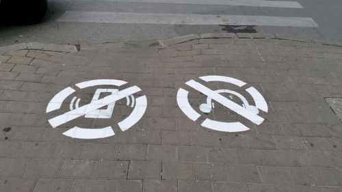 Cât de utile sunt marcajele desenate pe trotuar înainte de trecerea de pietoni de tipul ”interzis pietonilor să vorbească la telefon în timpul travesării străzii”/ Dispută între consilieri și primar la Iași 